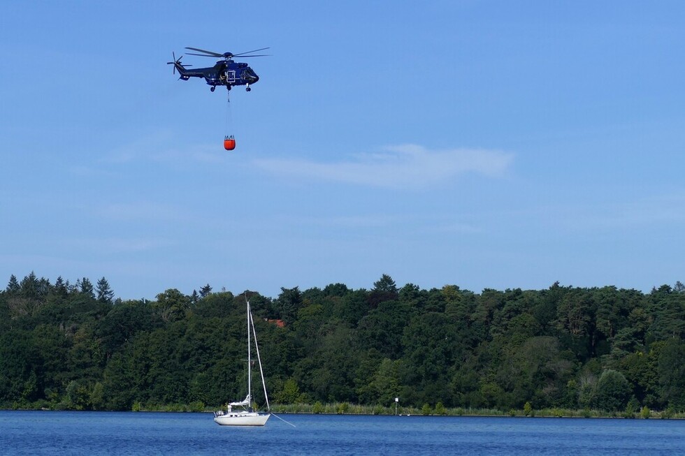 Im späteren Verlauf kamen auch zwei Hubschrauber der Bundespolizei mit Aussenlastbehältern zum Einsatz.