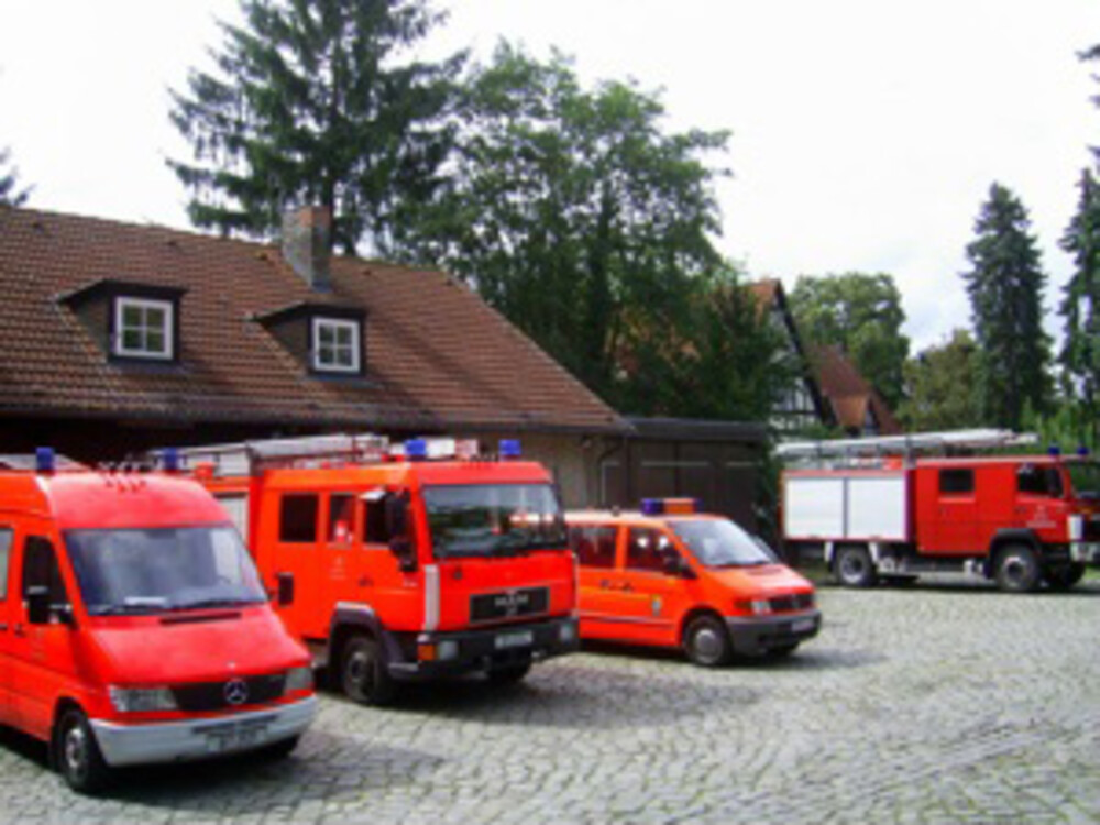Wachgebäude mit Fahrzeugen