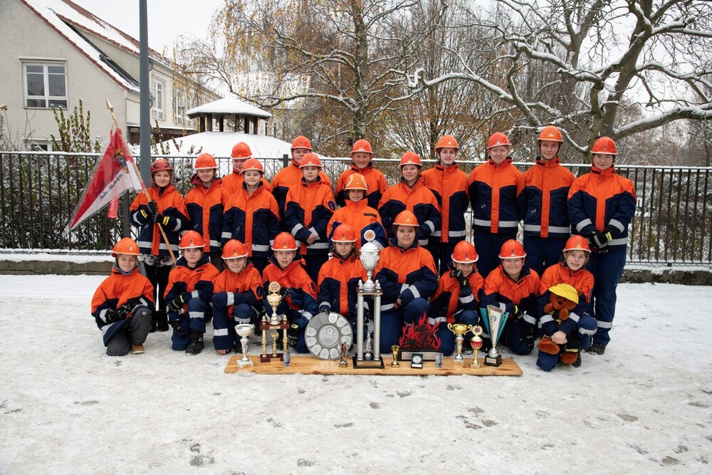 Gruppenbild Kinder in Kleidung der Jugendfeuerwehr