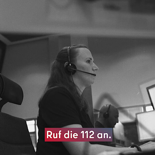 Notrufdisponentin am Arbeitsplatz