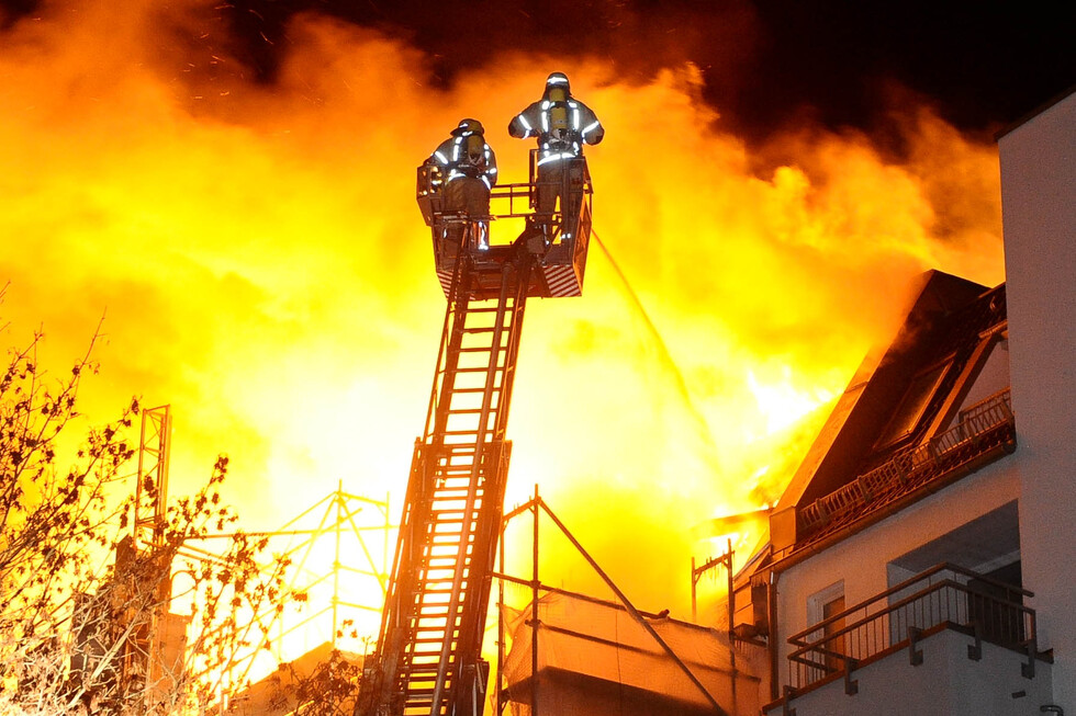 A-Trupp im Löschangriff über DLK