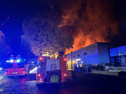 Feuerschein durch Vollbrand der Lagerhalle