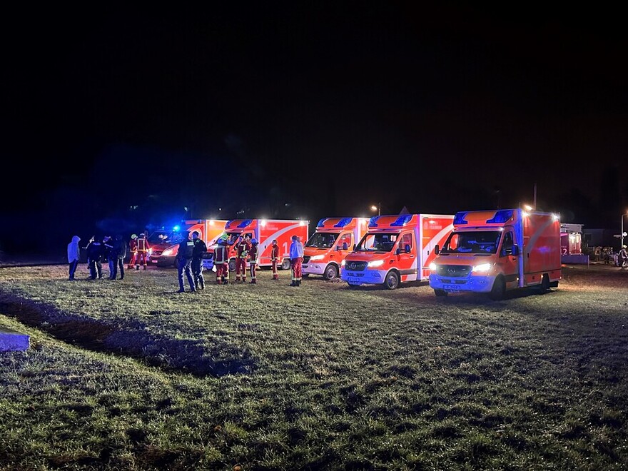 Aufreihung von Rettungswagen an der Einsatzstelle