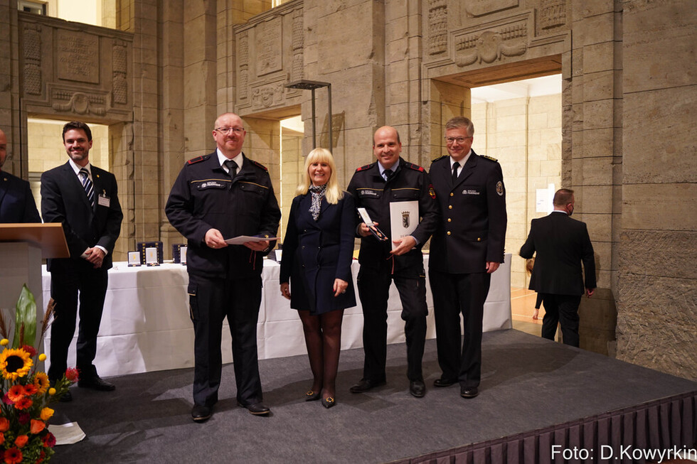 Innensenatorin Iris Spranger und LBD Karsten Homrighausen mit ausgezeichneten Angehörigen der Freiwilligen Feuerwehren. 