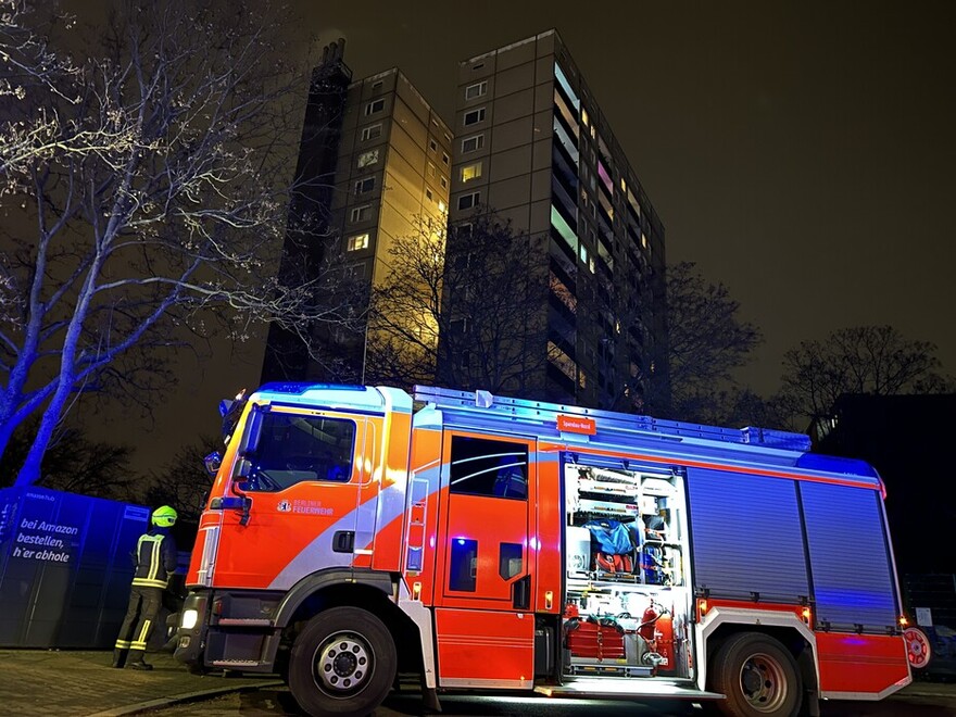 LHF vor dem betroffenen Wohnhochhaus