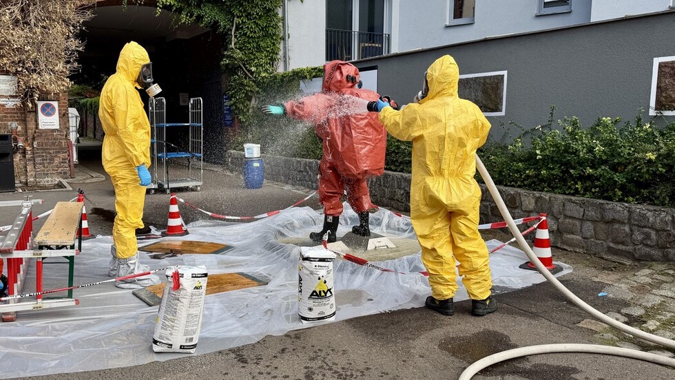 Dekontamination von einer Einsatzkraft im Vollschutzanzug