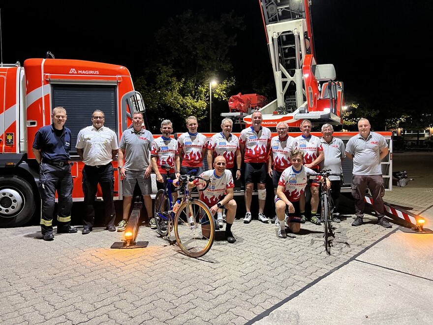 Radlergruppe auf der Feuerwache Marienfelde