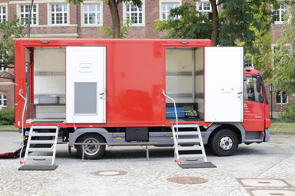 Seitenansicht GW Hygiene mit Eingang und Ausgang