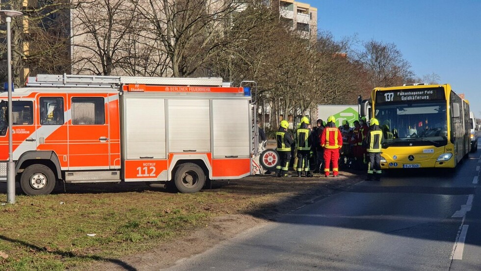 Ein Bus des ÖPNV diente als Verletztensammelstelle. 