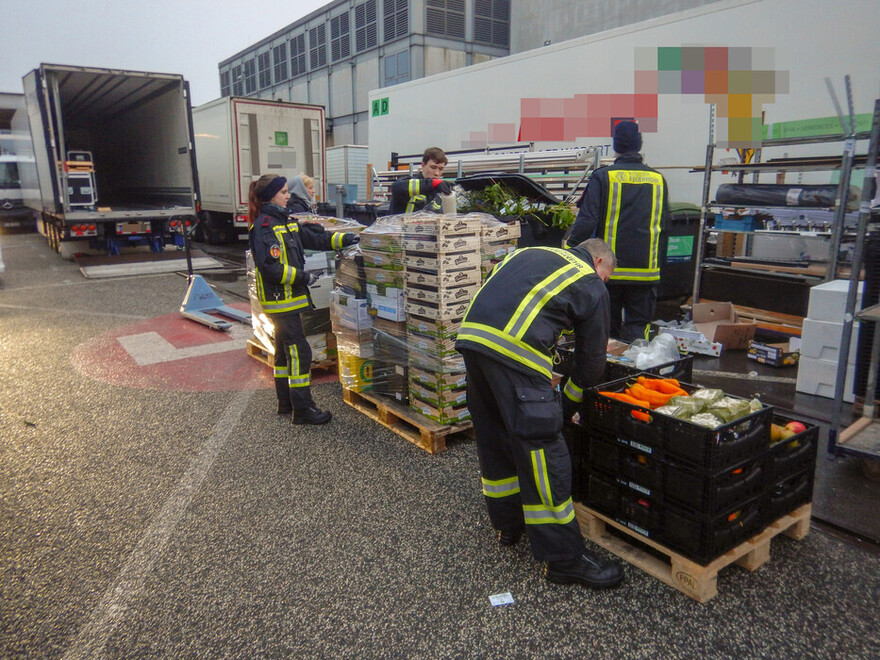 Ehrenamtliche Helferinnnen und Helfer beim Verladen der Lebensmittel