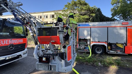 Einsatzkräfte im Drehleiterkorb