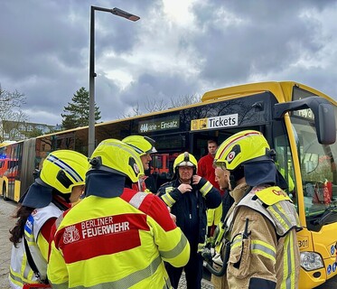 Einsatzkräfte vor der Patientenablage im BVG-Bus