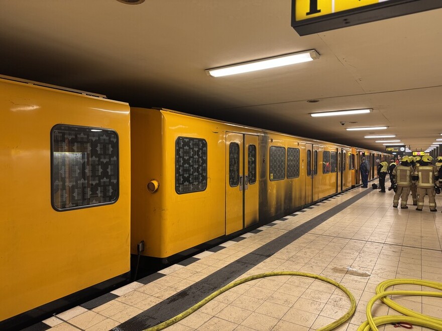 Vom Brand betroffener Zug im Bahnhofsbereich