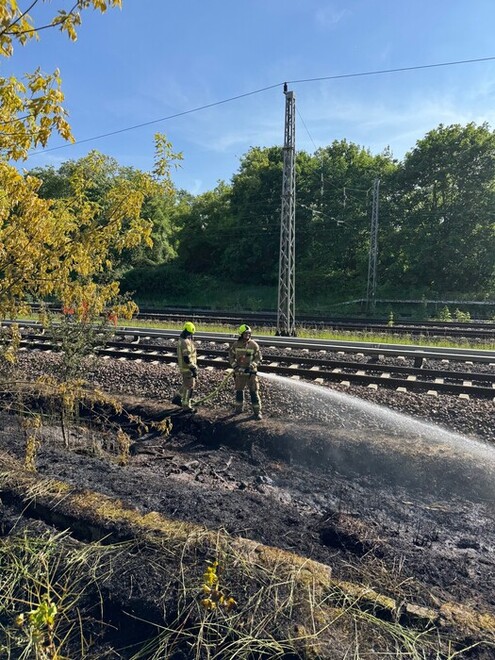 Nachlöscharbeiten am Bahndamm
