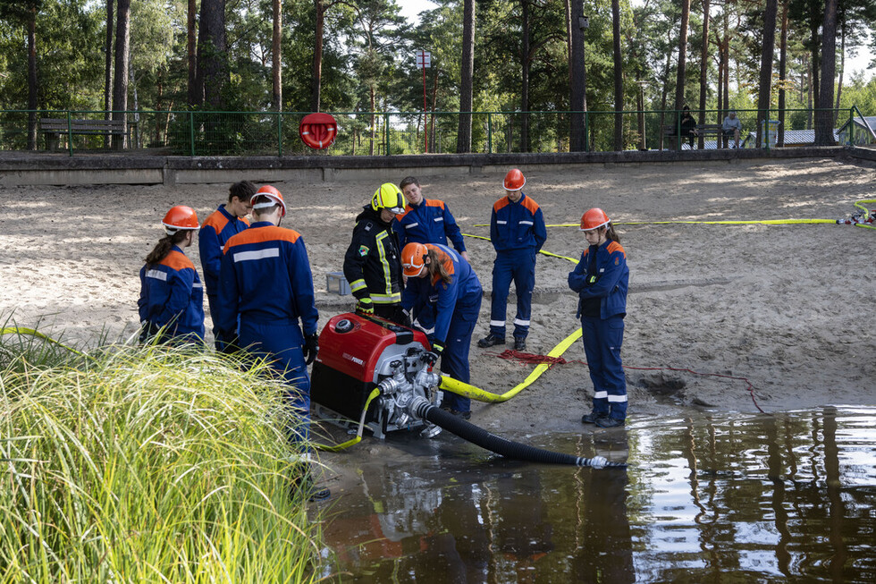 Mitglieder der Jugendfeuerwehr bei einer Übung an der Tragkraftspritze.