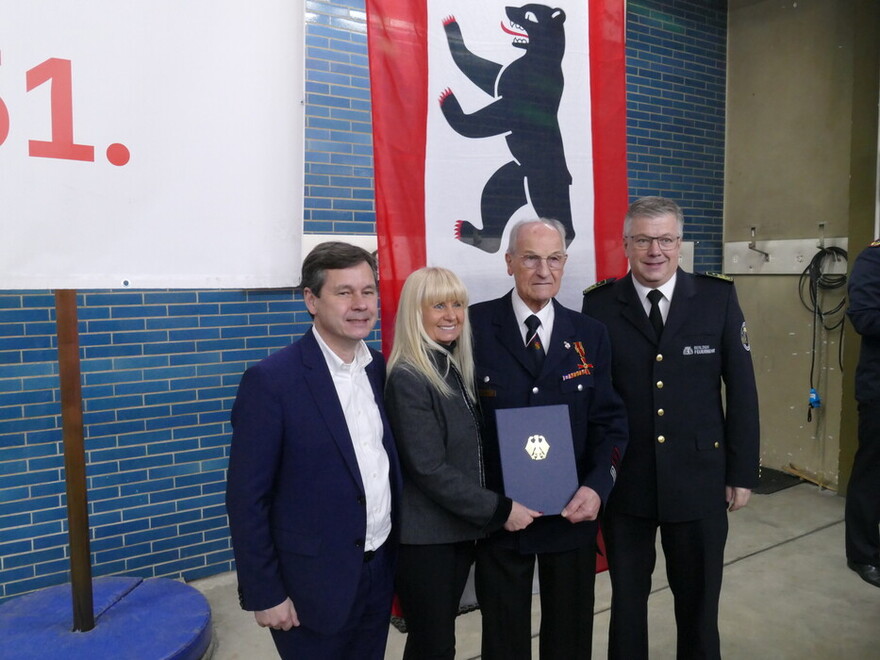 Gruppenfoto mit Horst Kahm (von links): Uwe Brockhausen, Iris Spranger, Horst Kahm, Dr. Karsten Homrighausen