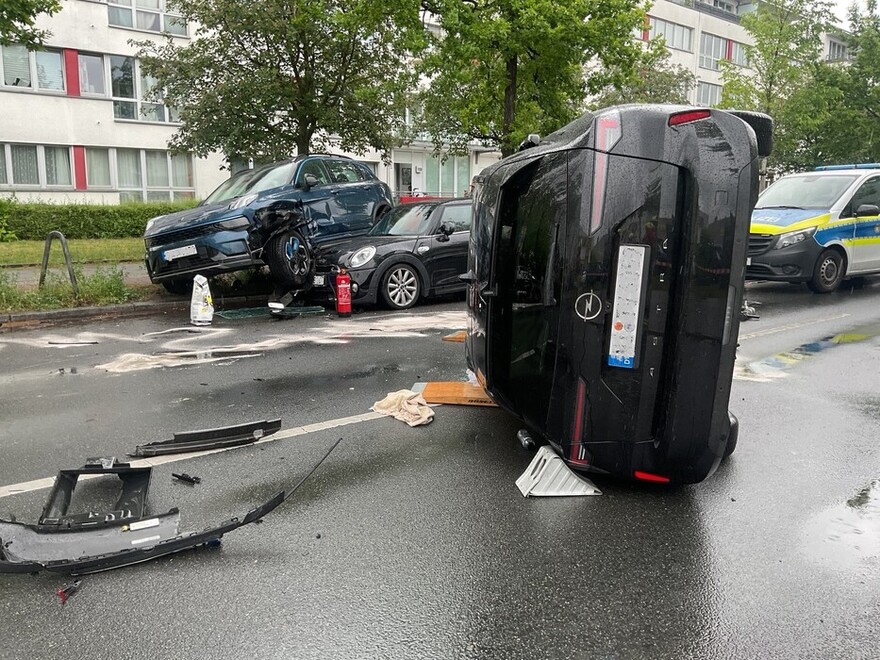 Auch parkende Fahrzeuge wurden schwer beschädigt