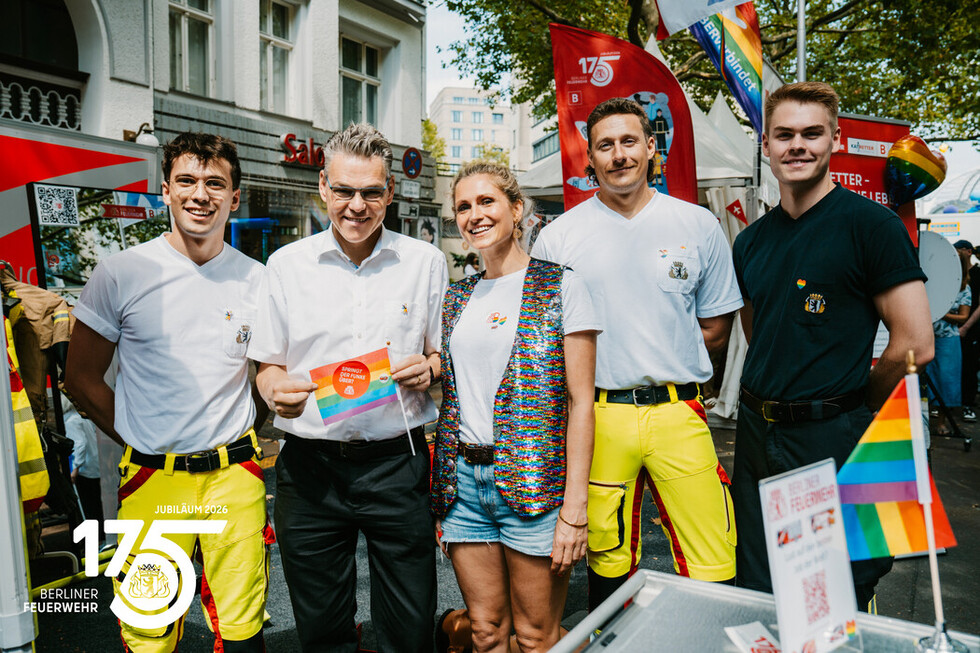 Gruppenfoto der Mitarbeitenden der Berliner Feuerwehr gemeinsam mit dem Bezirksbürgermeister von Tempelhof-Schöneberg, Jörn Oltmann.