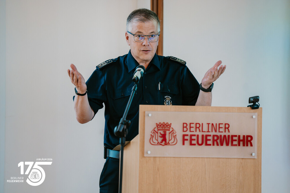 Mit einem Grußwort eröffnet Landesbranddirektor Prof. Dr. Karsten Homrighausen die Veranstaltung und heißt die Teilnehmenden herzlich willkommen.