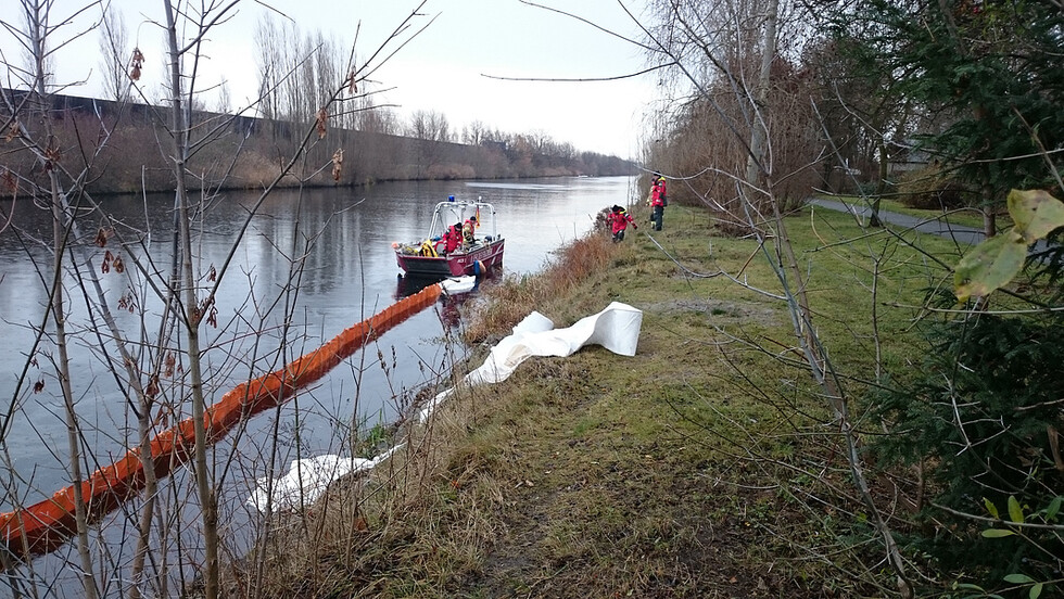 Einsatzstelle mit MZB und Ölsperre