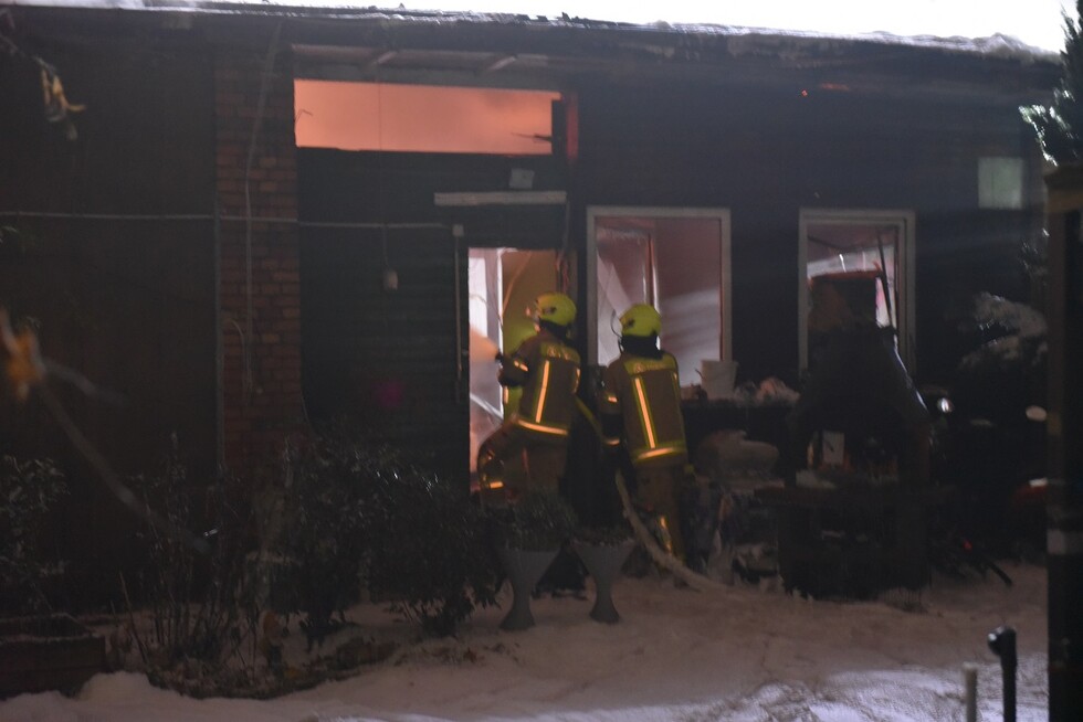 Trupp löscht den Brand von außen