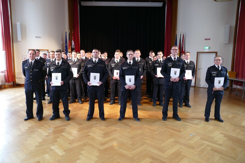 Beförderung von fünf Kollegen, zwei zu Oberbrandmeistern, einer zum Hauptbrandmeister, einer zum Brandoberinspektor und einer zum Brandoberamtsrat