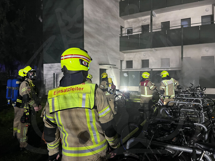 Brand in Neukölln: Einsatzleiter vor Gebäude