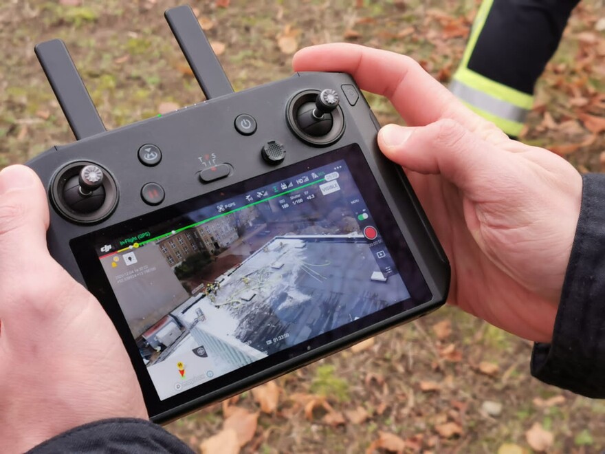 Luftbild des Objektes auf dem Monitor der Drohnenfernbedienung