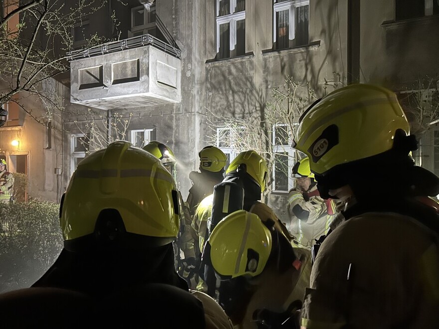 Einsatzkräfte in Vorbereitung der Brandbekämpfung