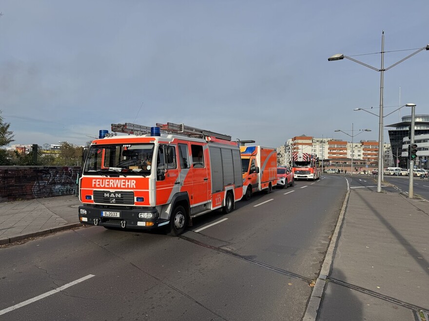 Einsatzfahrzeuge an der Einsatzstelle am Bahnhof Gesundbrunnen
