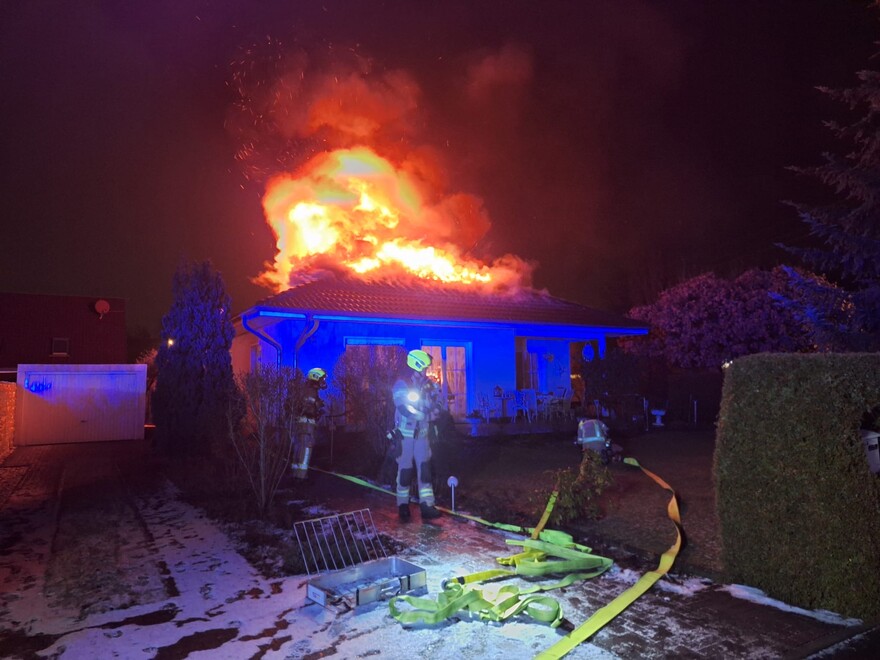 Dachstuhl eines Einfamilienhauses in Vollbrand