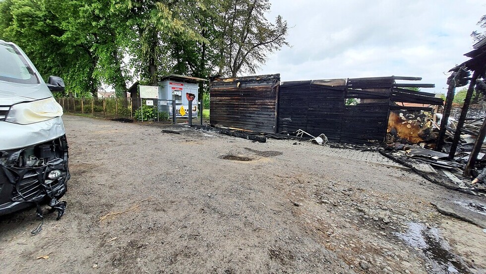 In Mitleidenschaft gezogener geparkter Pkw in ca. 10 Metern Entfernung zum Brandobjekt. 