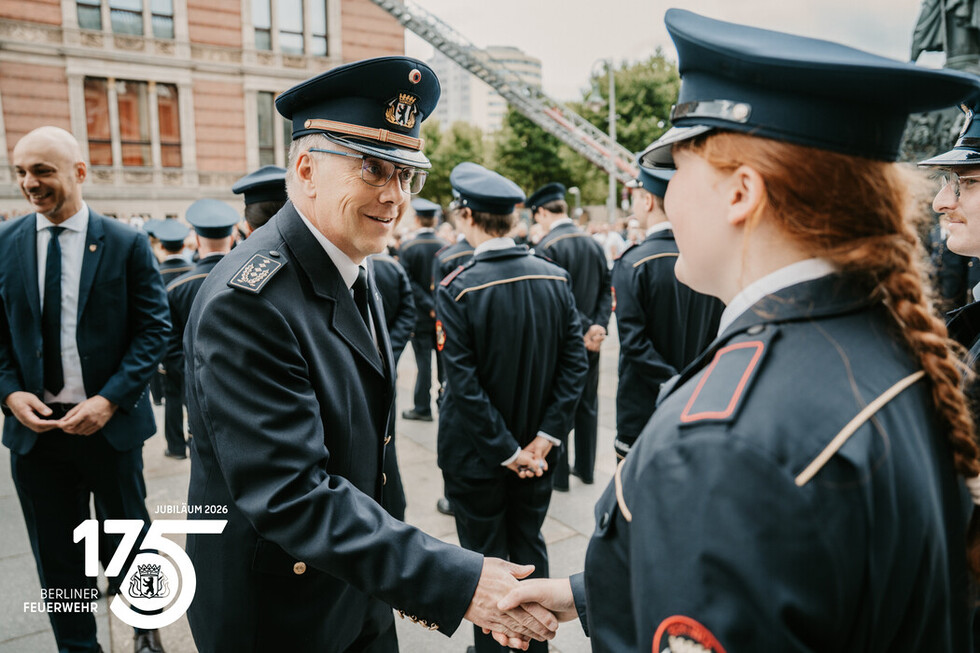 Landesbranddirektor Prof. Dr. Karsten Homrighausen gratuliert einer neu ernannten Einsatzkraft der Freiwilligen Feuerwehr