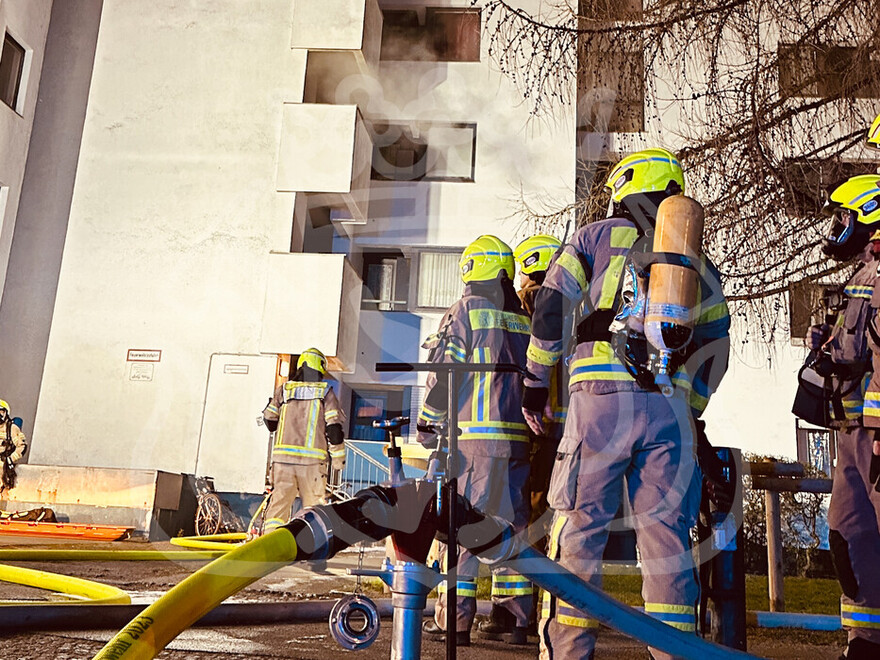 Einsatzkräfte vor dem Hochhaus.