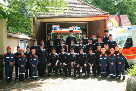 Gruppenbild Feuerwehrleute vor Wache