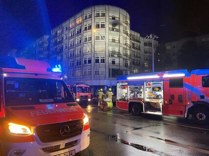 Rettungsfahrzeuge vor dem Brandgebäude
