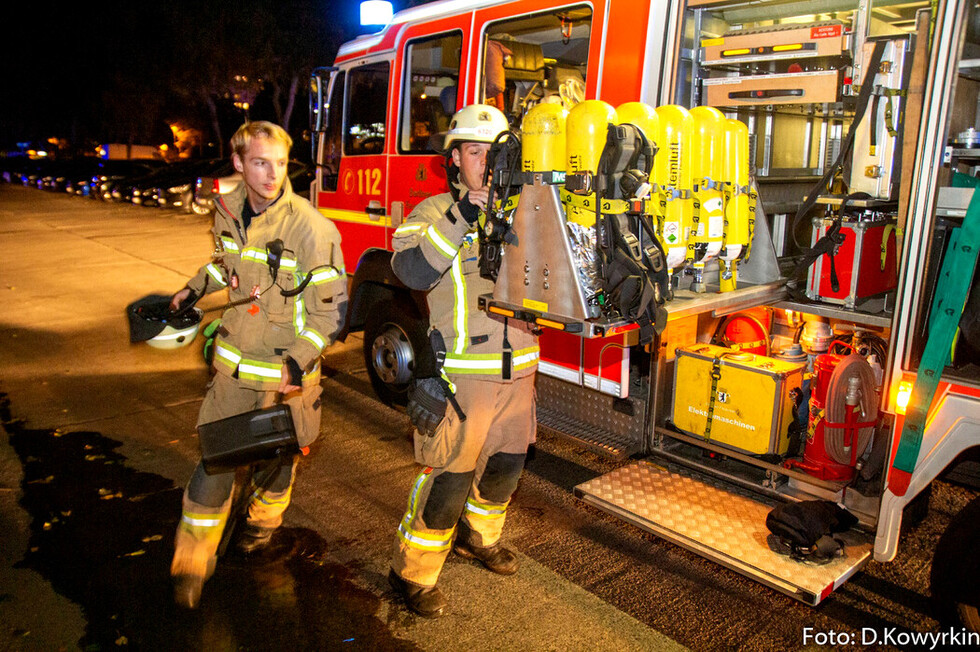 Trupp rüstet sich zur Brandbekämpfung aus