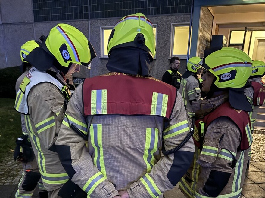 Führungskräfte bei der Lagebesprechung Führungskräfte bei der Lagebesprechung
