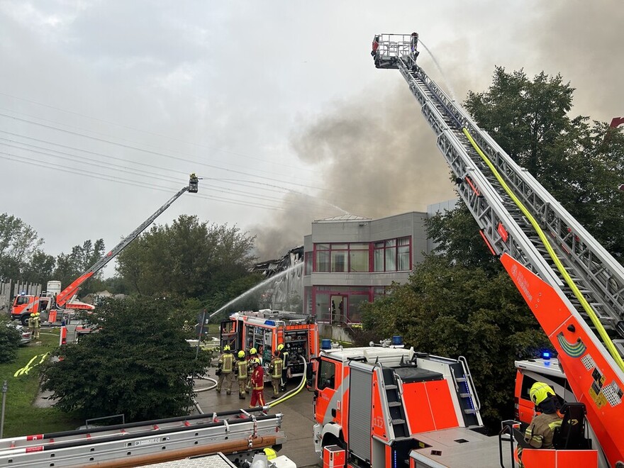 Brandbekämpfung von Außen über zwei DLK, C-Rohre sowie Monitore.