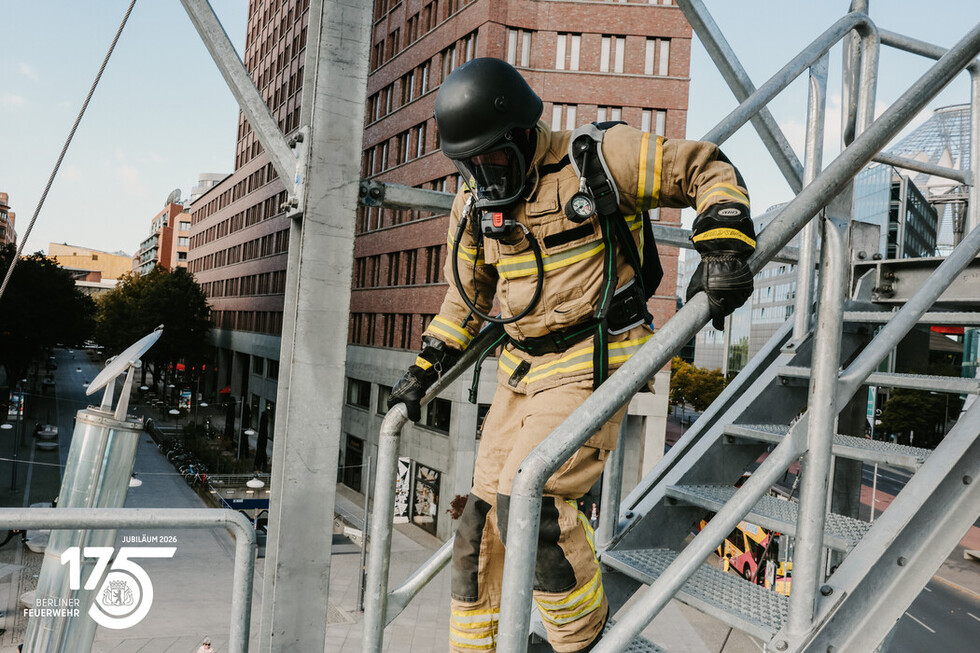 Wettkampfteilnehmer beim Treppenlauf.