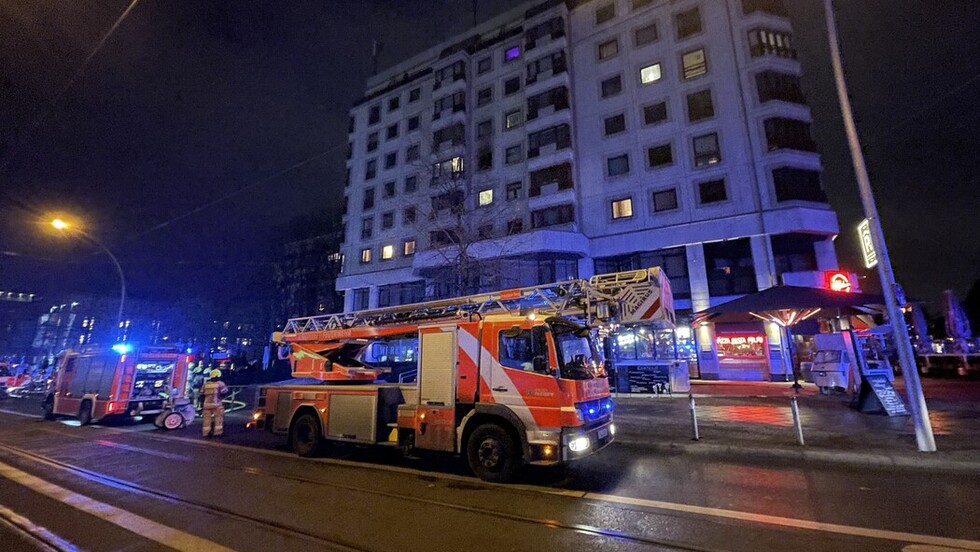 Einsatzfahrzeuge vor der Brandwohnung