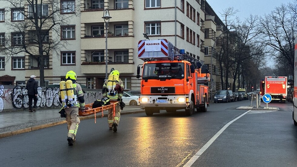 Sicherheitstrupp bringt sein Equipment zurück zum Fahrzeug
