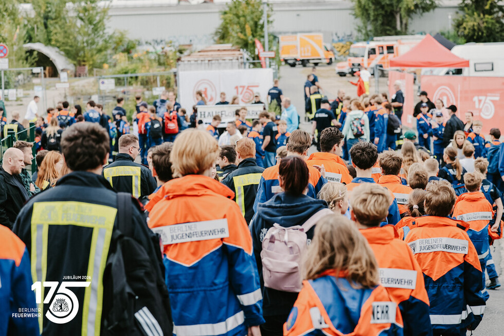 Auf dem rund 4.800 m² großen Außengelände erlebten die Jugendlichen die Vielfalt der Feuerwehr hautnah.