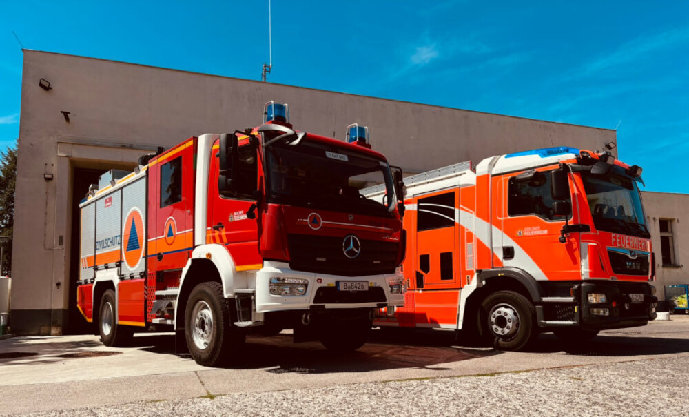 Einsatzfahrzeuge vor dem Wachgebäude