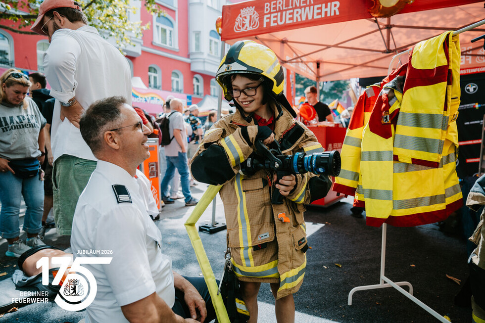 Mitarbeitende der Berliner Feuerwehr gestalten am Informationsstand ein abwechslungsreiches Angebot für Besucherinnen und Besucher aller Altersgruppen.