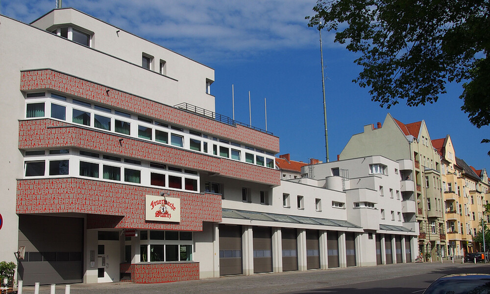 Straßenseite des Wachgebäudes