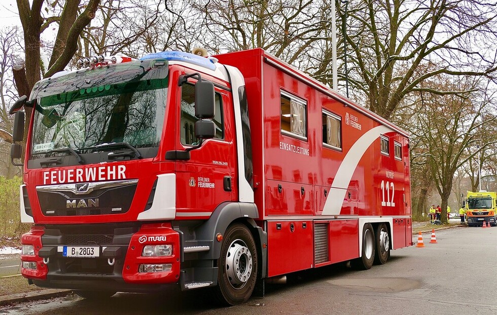 Örtliche Einsatzleitung vor der FW Schillerpark