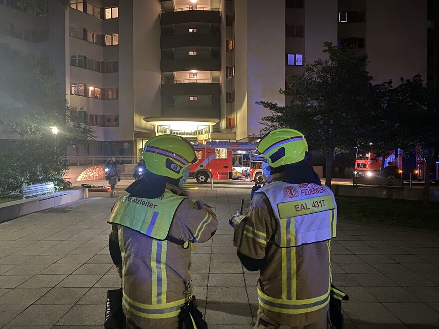 Einsatzkräfte vor dem Gebäude