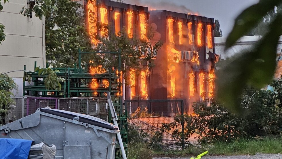 Seitenansicht der brennenden Lagerhalle.