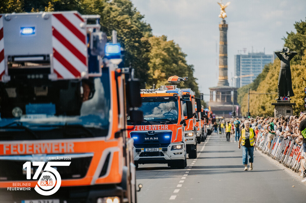 Eine Rosenbauer‑Drehleiter der Berliner Feuerwehr präsentiert Hubrettungstechnik im Rahmen des Fahrzeugkorsos.